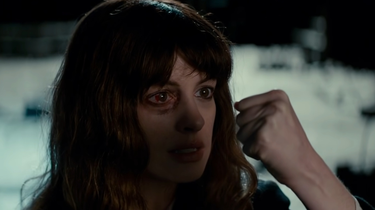 Postava Anne Hathawayové Gloria se chytá svého trýznitele ve filmu Kolosální