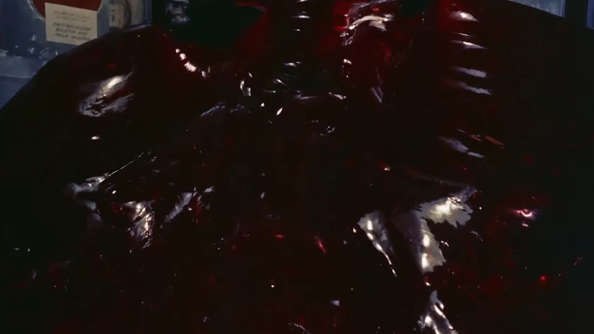 Blob vytéká z kina v klasickém hororu The Blob.