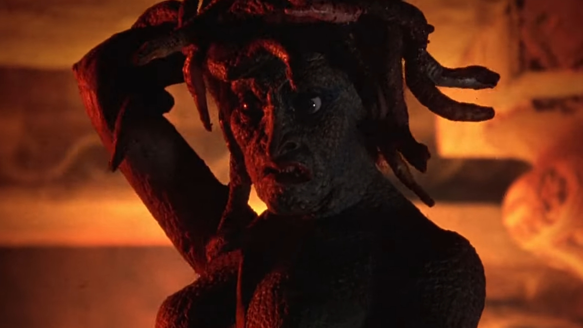 Medúza si připravuje luk ve svém doupěti v řece Styx ve filmu Souboj Titánů