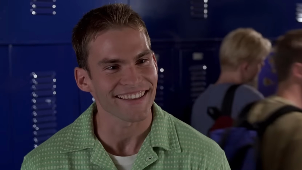 Стифлер стоит в школьном коридоре в зеленом поло в фильме "Американский пирог".