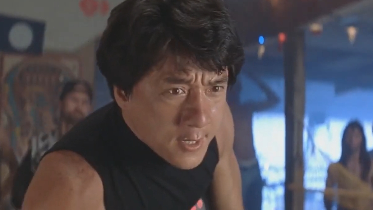Jackie Chan trägt ein schwarzes Hemd in Rumble in the Bronx