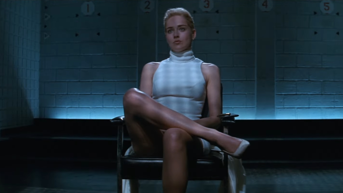 Sharon Stone usa o seu icónico vestido branco num interrogatório policial em Basic Instinct