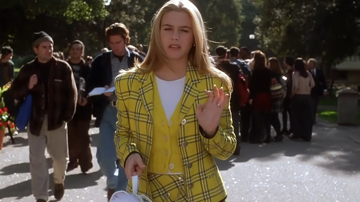 Cher sárga kockás ruhát visel az iskolában a Clueless című filmben.