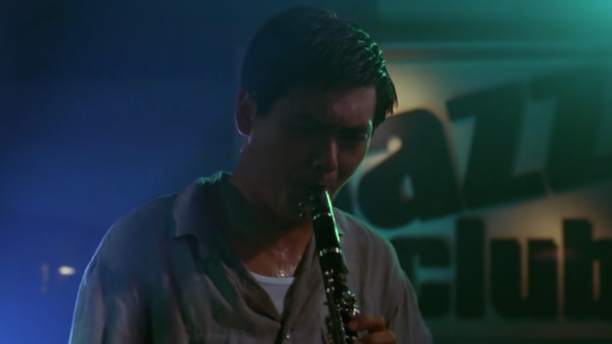 Tequila felügyelő klarinéton játszik egy jazzklubban a Hard Boiledben