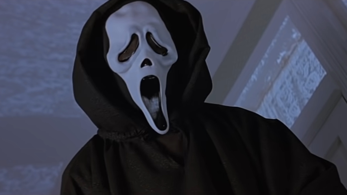 Ghostface seisoo uhrinsa yllä elokuvassa Scream.