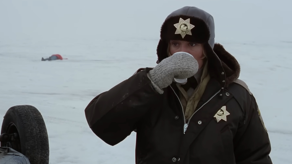 Polizeichefin Marge trinkt Kaffee im verschneiten Minnesota in Fargo