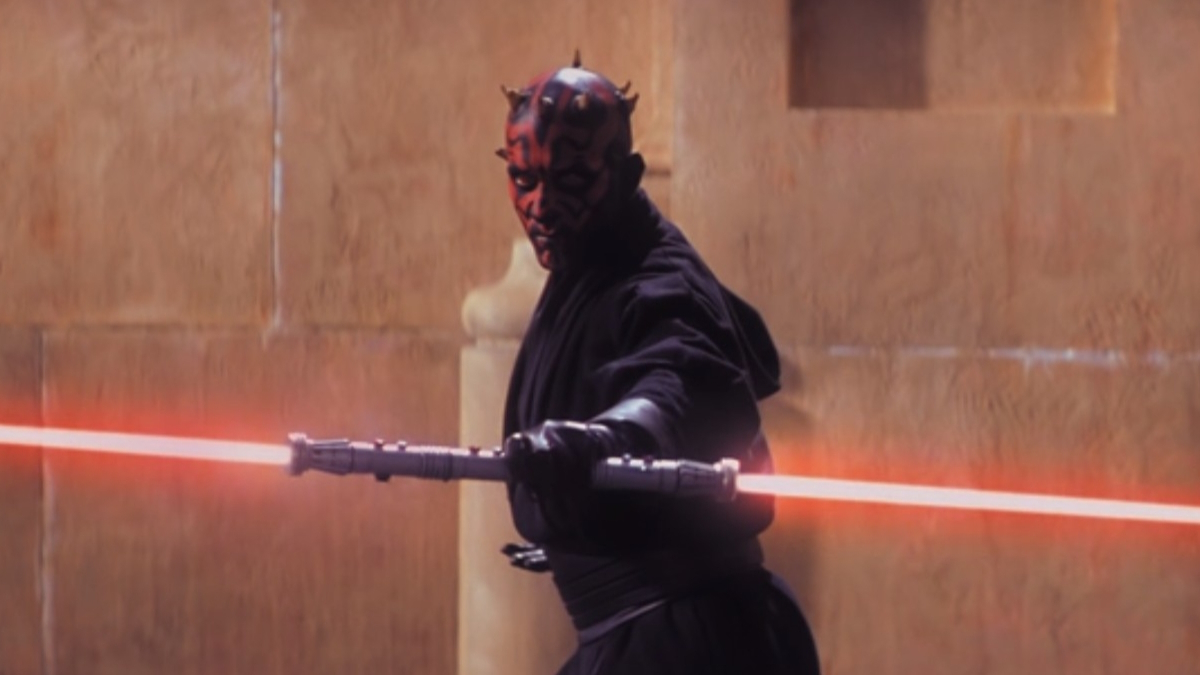 Darth Maul ontsteekt zijn lichtzwaard in Star Wars: The Phantom Menace