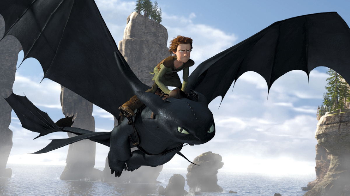 Иккинг катается на драконе Ночной фурии Беззубике в фильме "Как приучить дракона" (How to Train Your Dragon).