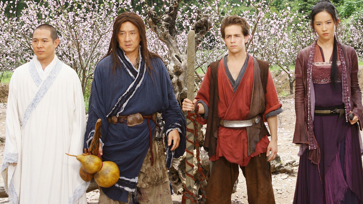 Jet Li y Jackie Chan de pie en un bosque en El reino prohibido