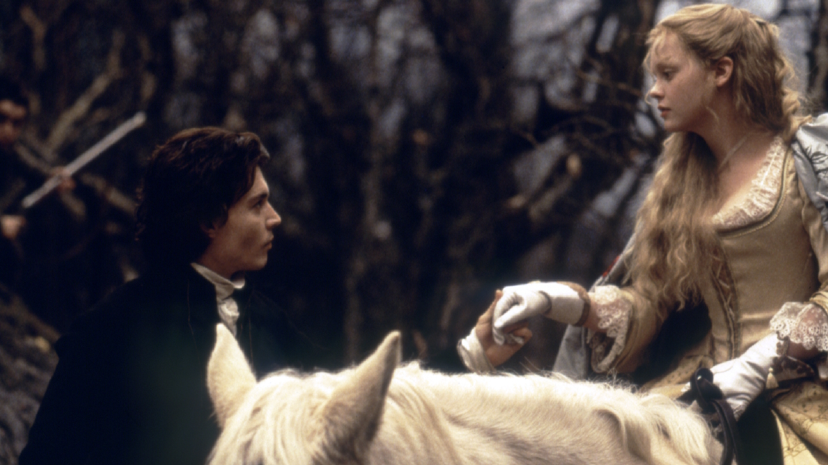 Johnny Depp și Christina Ricci pe un cal în pădure în Sleepy Hollow