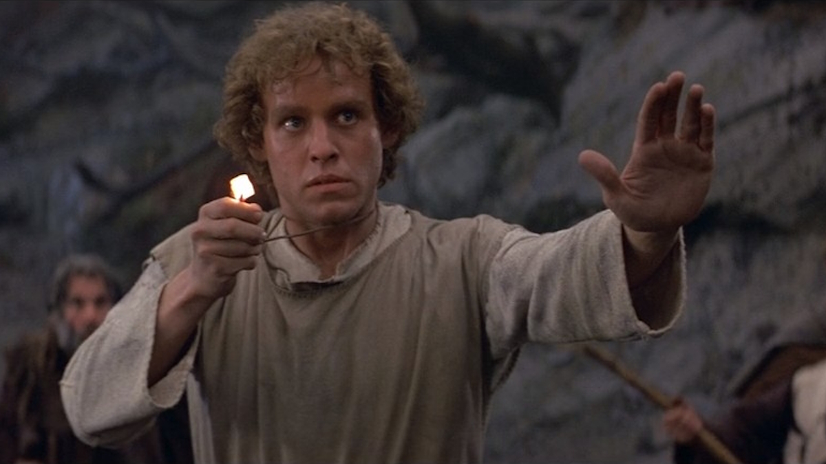 Питер МакНикол держит волшебное ожерелье в фильме "Истребитель драконов".