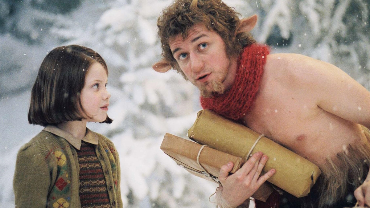 Lucy rencontre le Faune, joué par James McAvoy, dans Les Chroniques de Narnia : Le Lion, la Sorcière et l'Armoire.