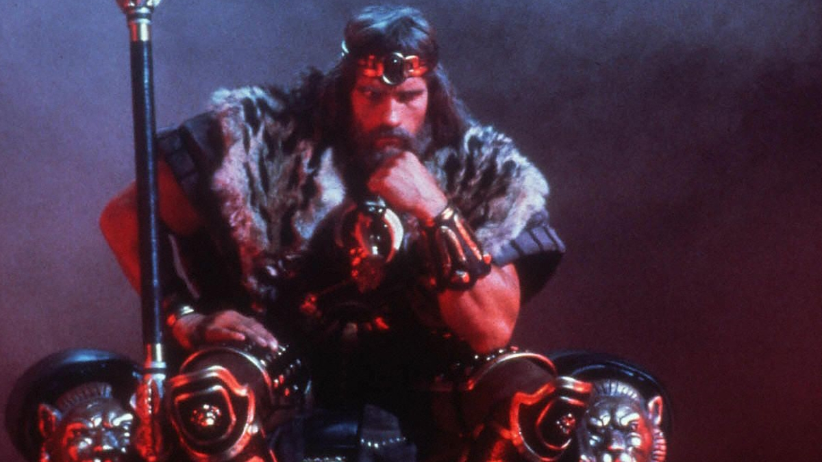 Conan, o Bárbaro, senta-se no seu trono no final do seu filme