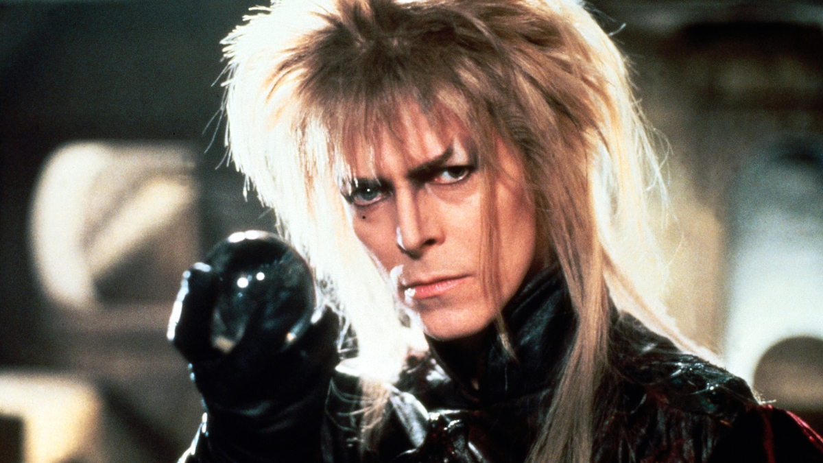 David Bowie houdt een kristallen bol vast in Labyrinth