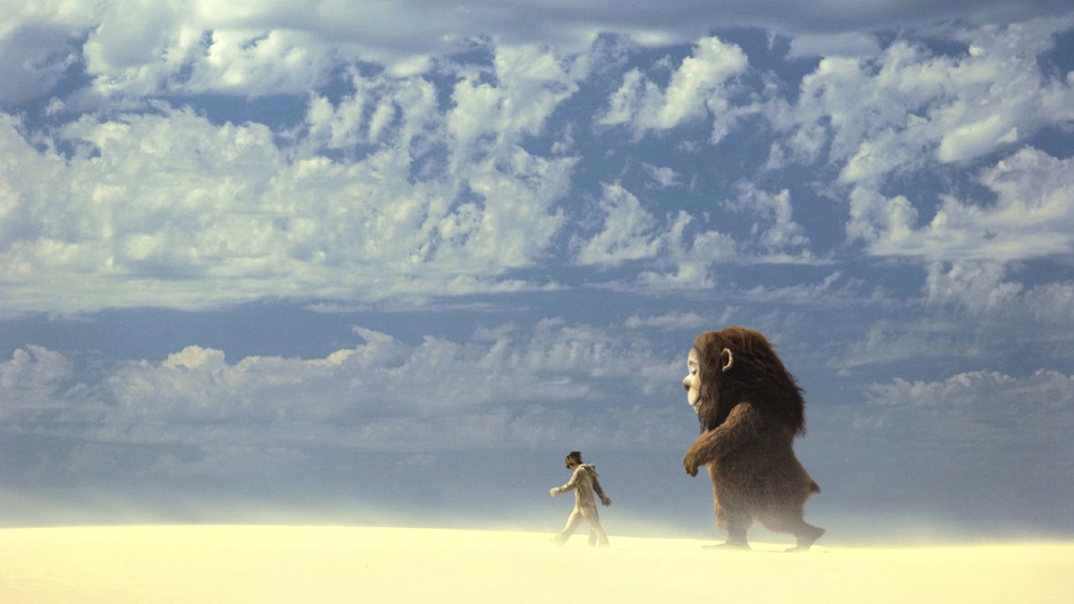 Un băiat se plimbă cu un animal sălbatic în deșert în Where the Wild Things Are