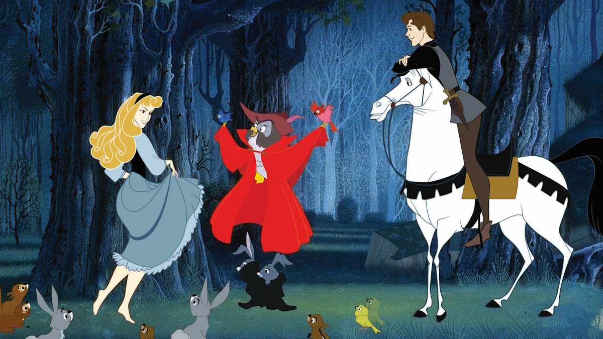 Аврора и прекрасный принц танцуют в лесу в фильме "Спящая красавица".