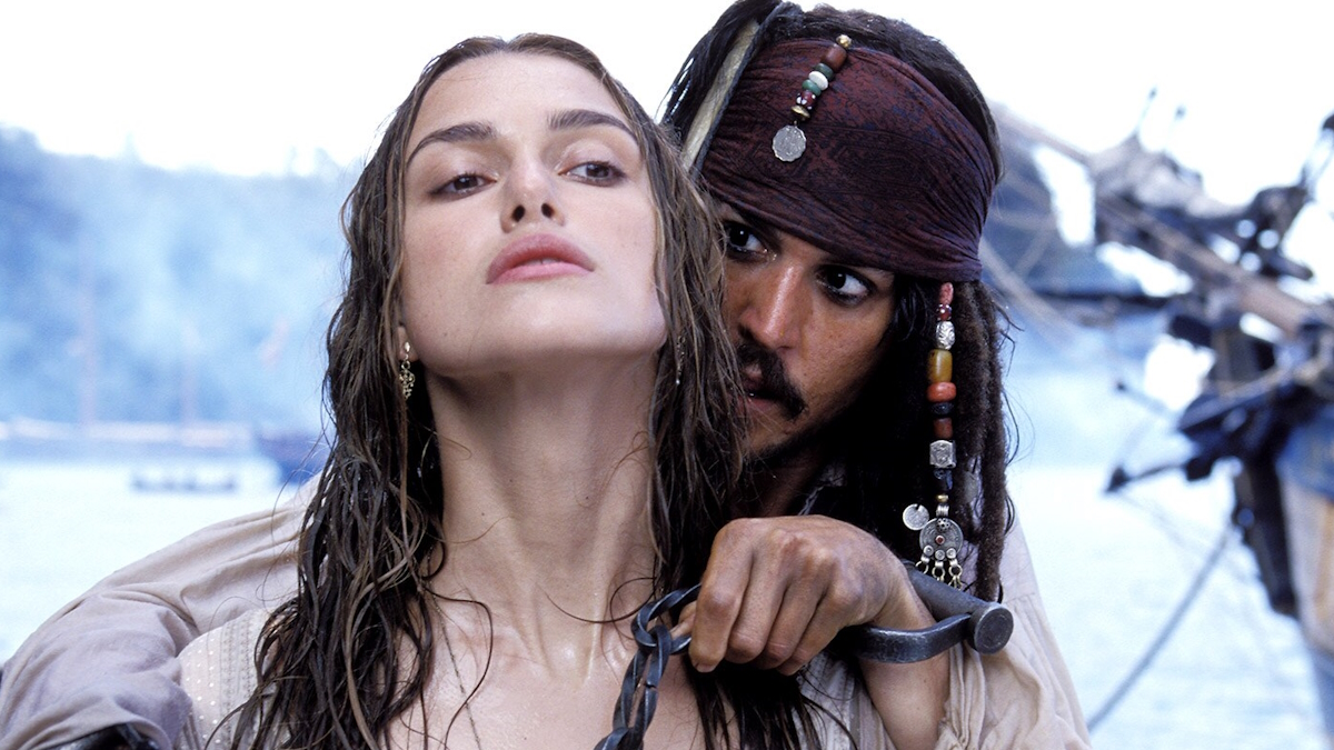 Jack Sparrow houdt Elizabeth gegijzeld in Pirates of the Caribbean: Curse of the Black Pearl