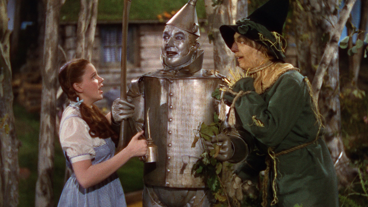 Dorothée et le lion rencontrent l'homme de fer dans Le Magicien d'Oz