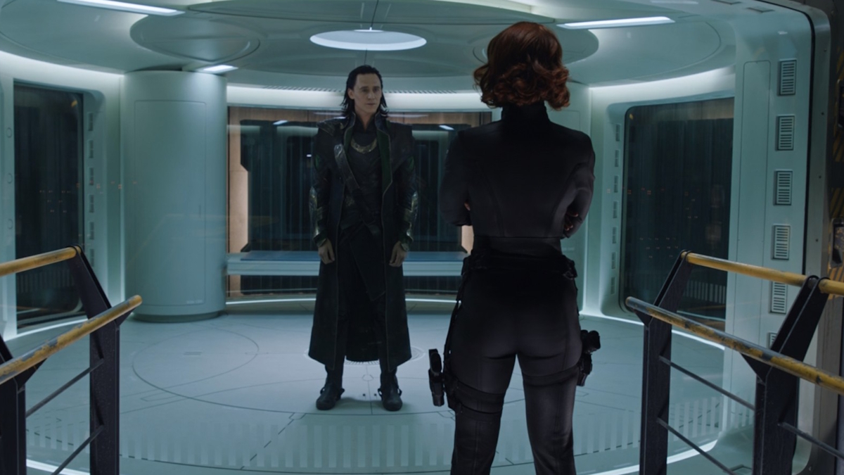 Loki je vyslýchán Black Widow v helikoptéře Avengers ve filmu Avengers