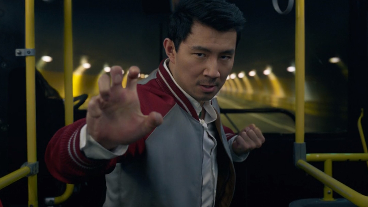 يقرأ Shang-chi نفسه في حافلة سان فرانسيسكو في فيلم Marvel's Shang-chi
