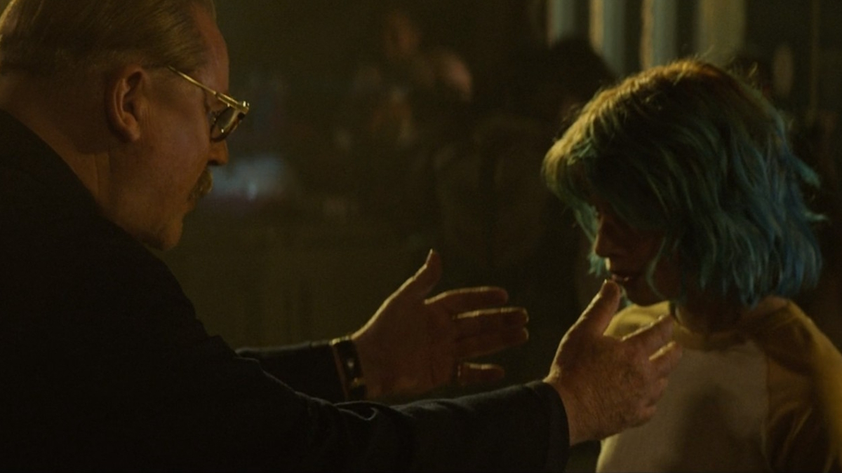 Záporák ve filmu Black Widow vítá Natashu v prologové sekvenci filmu