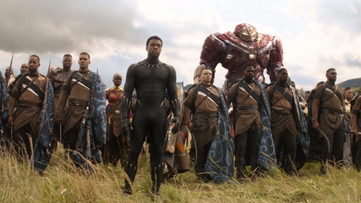Black Panther stojí s armádou Wakandy ve filmu Avengers; Infinity War