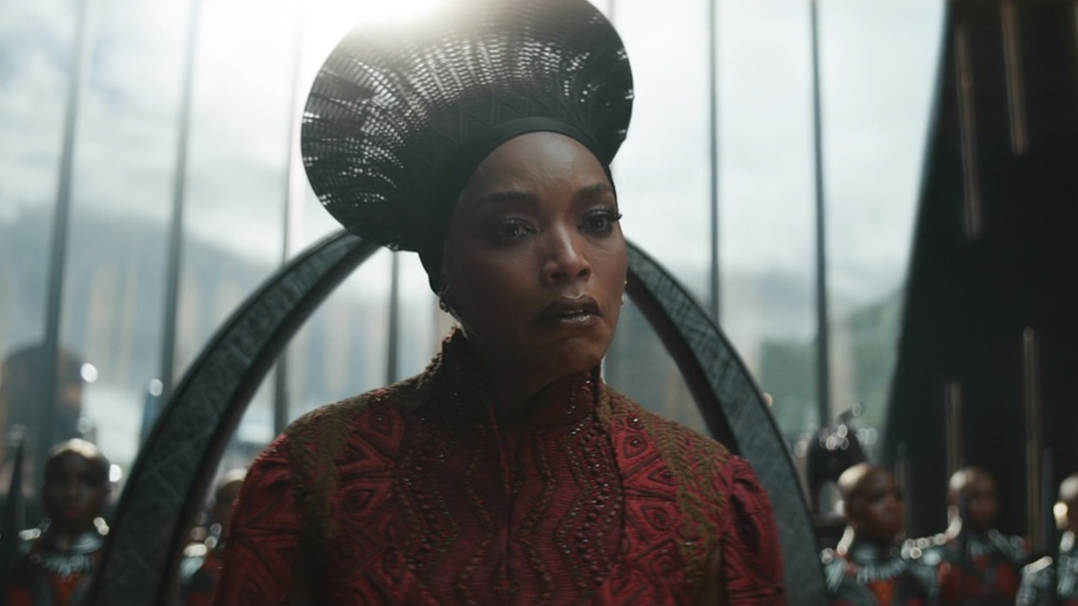 Královna Ramonda naříká nad ztrátou své rodiny ve filmu Black Panther: Wakanda navždy
