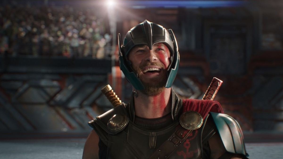 Thor křičí radostí v aréně velmistra ve filmu Thor: Ragnarok