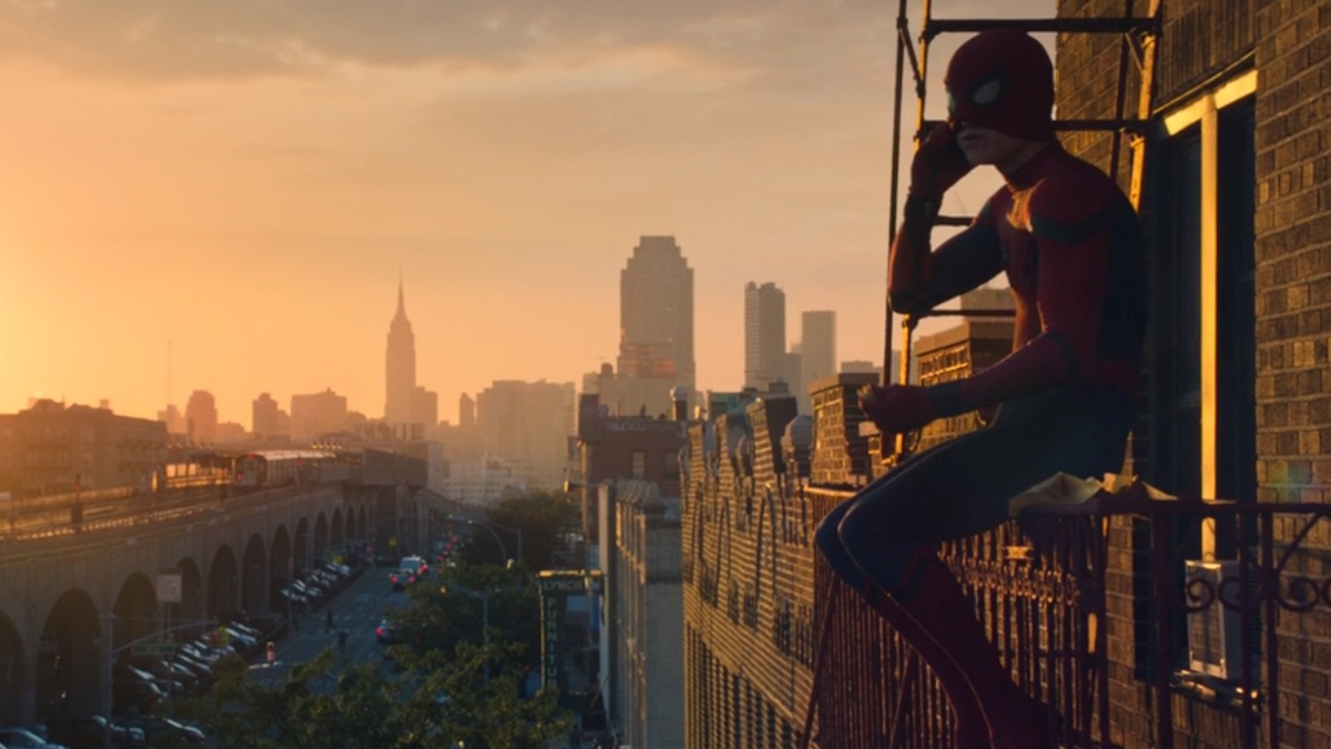 الرجل العنكبوت يأكل Churro عند غروب الشمس في Spider-Man: العودة للوطن