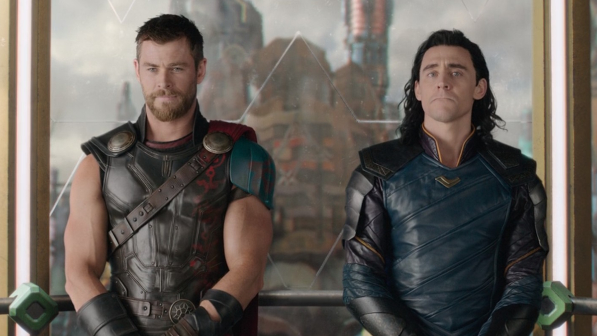 Thor a Loki jedou výtahem ve filmu Thor: Ragnarok