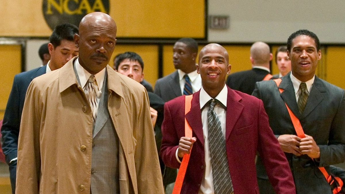 Samuel L. Jackson jako středoškolský basketbalový trenér Ken Carter se prochází po tělocvičně ve filmu Trenér Carter
