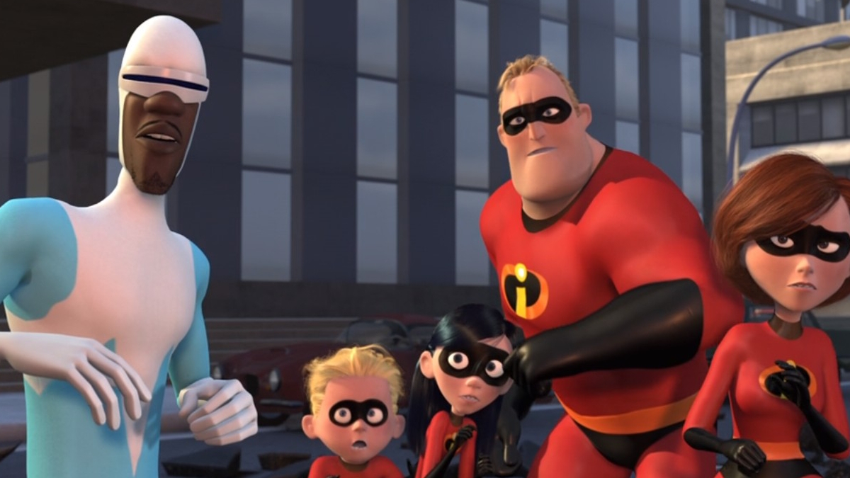 Frozone ja Ihmeperhe valmistautuvat taisteluun elokuvassa Ihmeperhe (The Incredibles).
