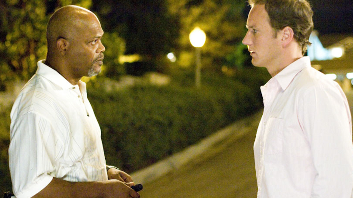 Samuel L. Jackson ja Patrick Wilson seisovat rauhallisella alueella elokuvassa Lakeview Terrace.