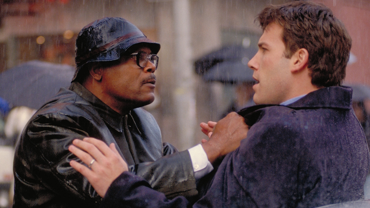 Samuel L. Jackson chytá Bena Afflecka za límec košile ve filmu Changing Lanes