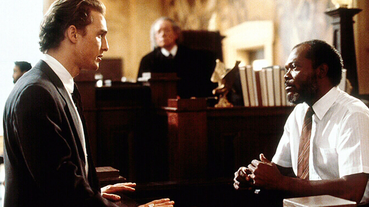 Samuel L. Jackson sitter i retten i filmen En tid å drepe