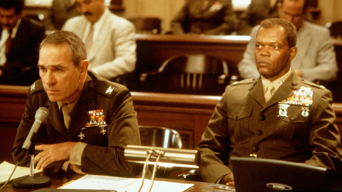 Samuel L. Jackson ja Tommy Lee Jones sotilasoikeudessa elokuvassa Rules of Engagement
