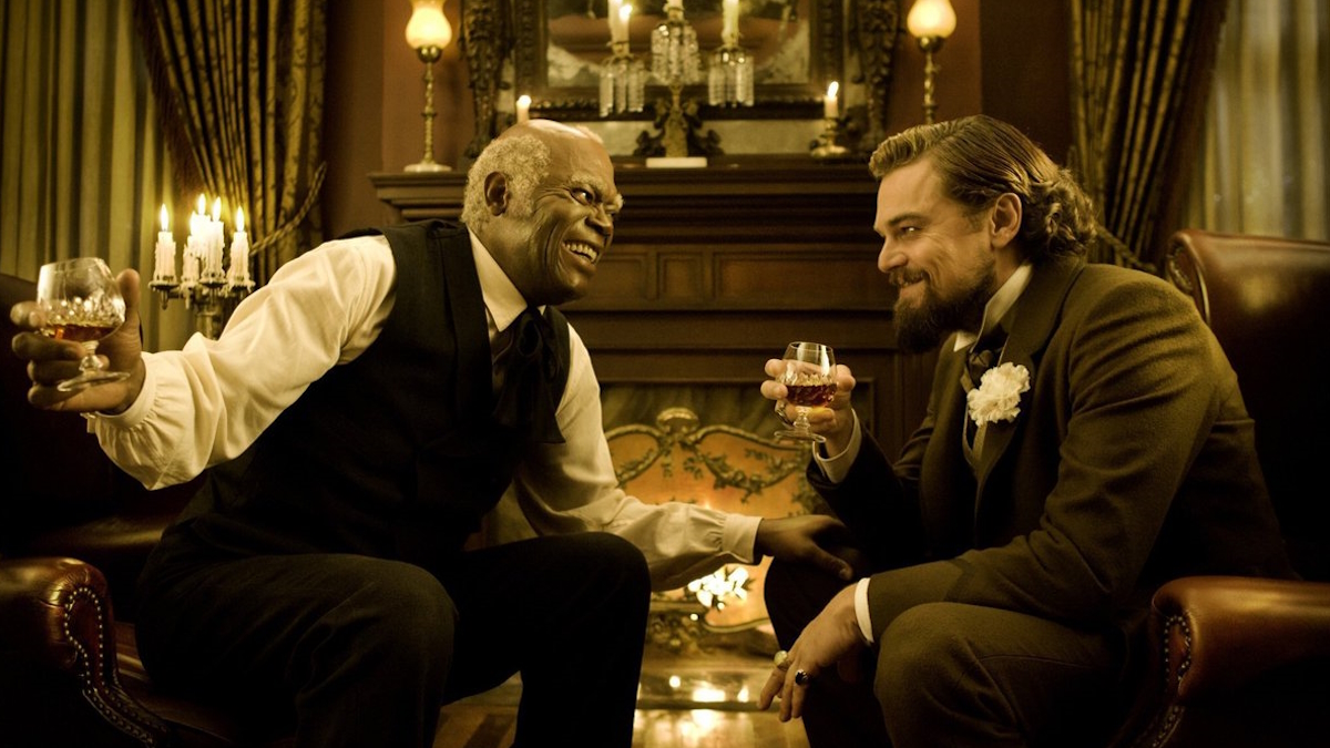 Samuel L. Jackson como el esclavo doméstico Stephen bebe whisky en una mansión sureña en Django desencadenado