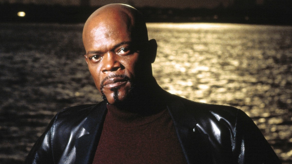 Samuel L. Jackson lleva la chaqueta de Shaft en un fotograma publicitario de la película de acción de 2000.