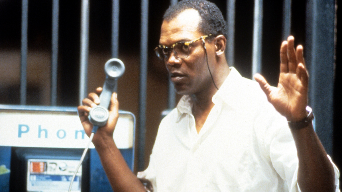 Samuel L. Jackson hanteert een telefooncel in New York City in Die Hard with a Vengeance
