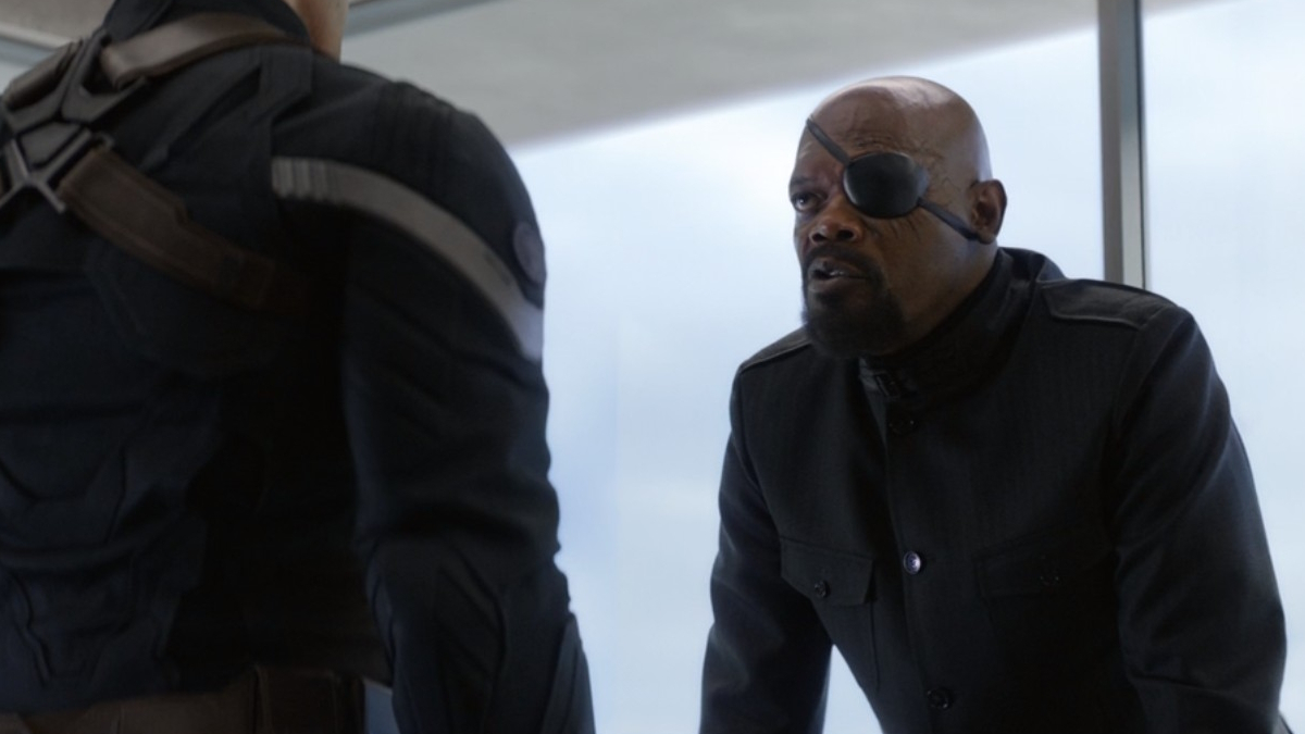 Samuel L. Jackson, na pele de Nick Fury, olha para o Capitão América em Captain America: The Winter Soldier.