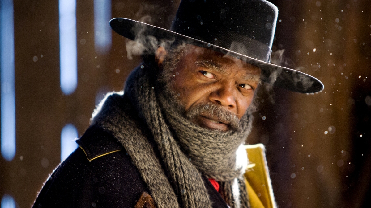 Сэмюэл Л. Джексон сидит, закутавшись в зимнее пальто, в фильме Квентина Тарантино "Омерзительная восьмерка".