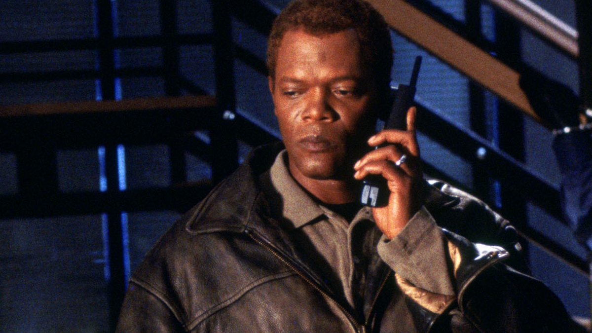 Сэмюэл Л. Джексон держит телефонную трубку в боевике "Переговорщик" (The Negotiator).