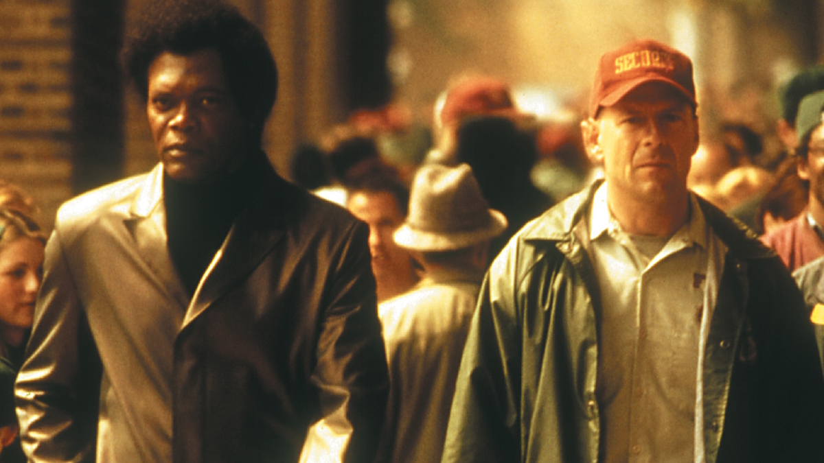 Samuel L. Jackson en Bruce Willis lopen rond in een sportstadion in Unbreakable