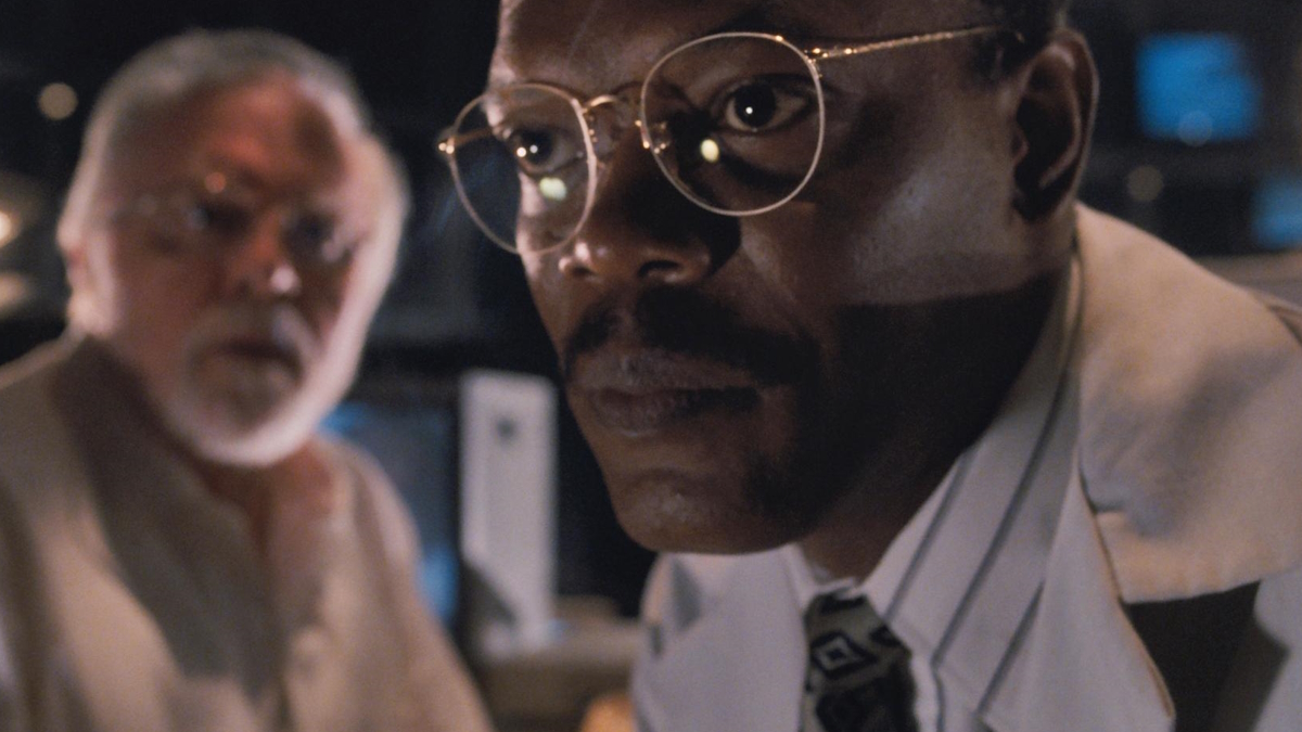 Samuel L. Jackson zit voor een computer in Jurassic Park