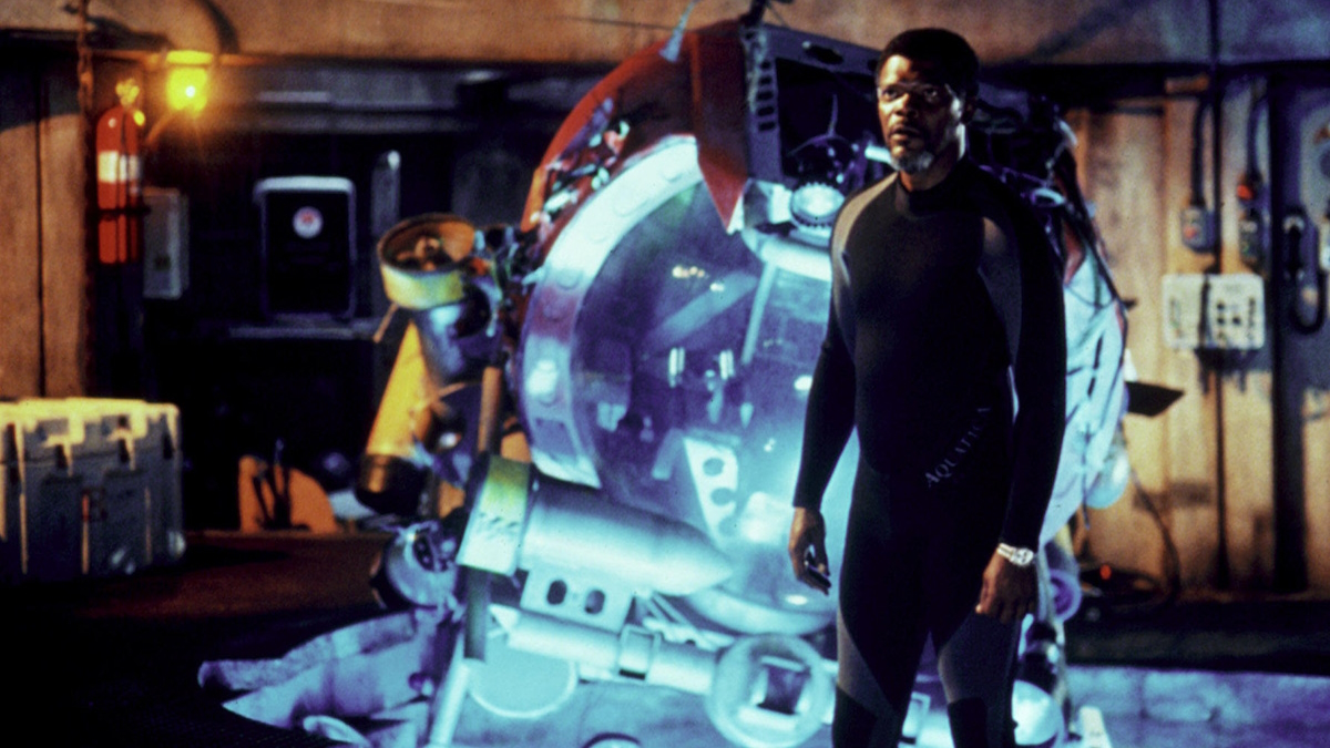 Сэмюэл Л. Джексон стоит в подводной лаборатории в фильме "Глубокое синее море".