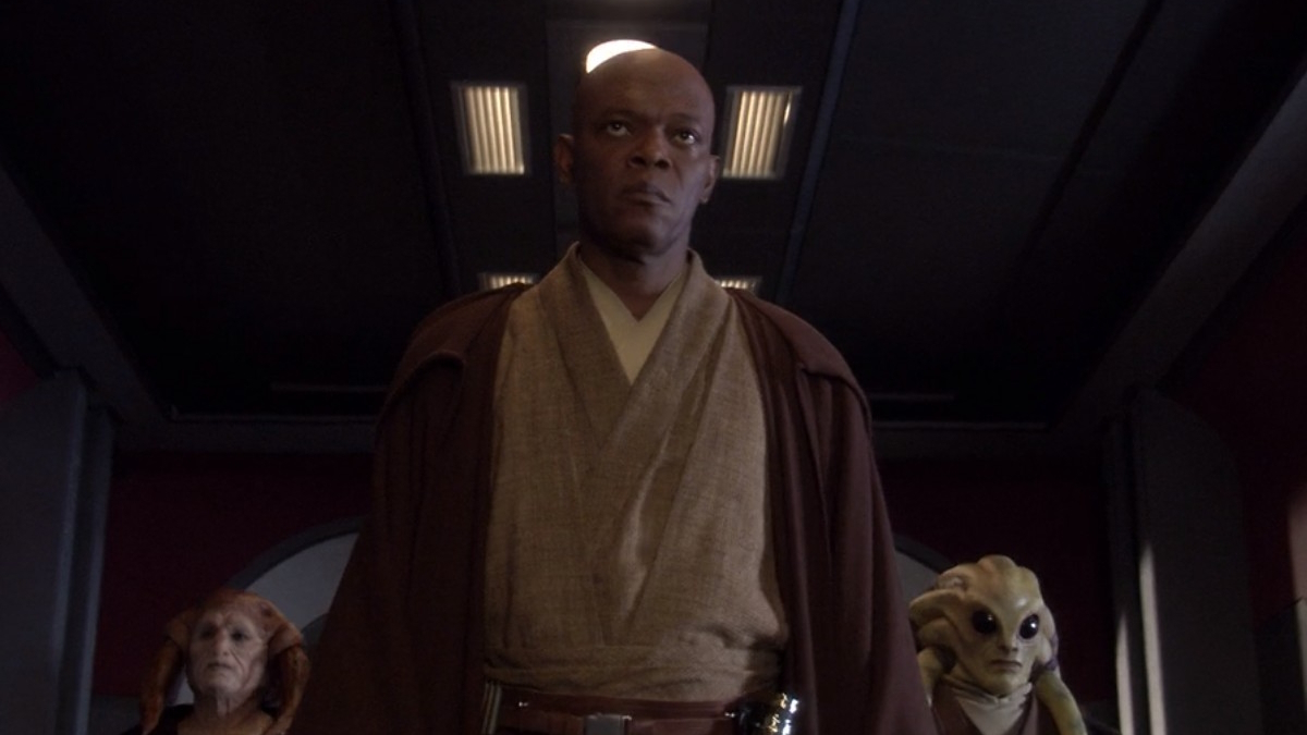 Samuel L. Jackson som Mace Windu, som marsjerer opp mot Palpatine, i Star Wars: Siths hevn