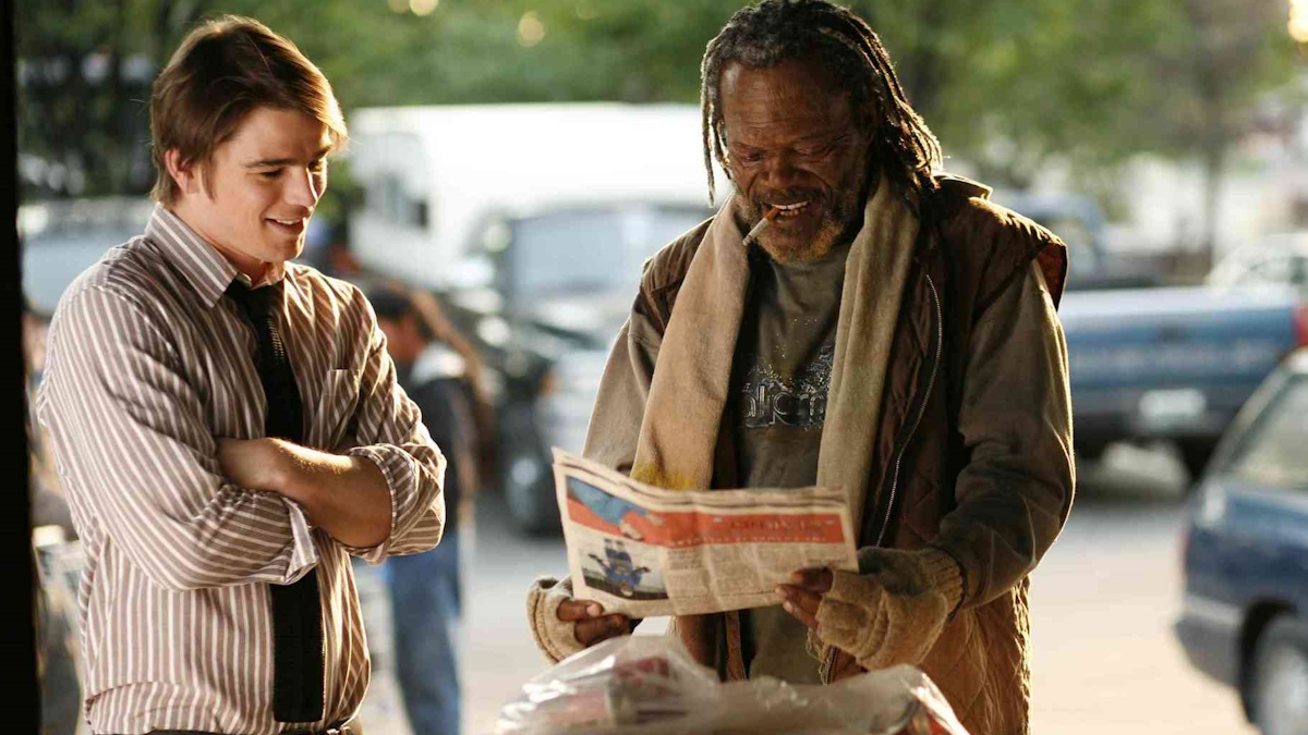 Samuel L. Jackson als een dakloze voormalige bokser die een krant leest in Resurrecting the Champ