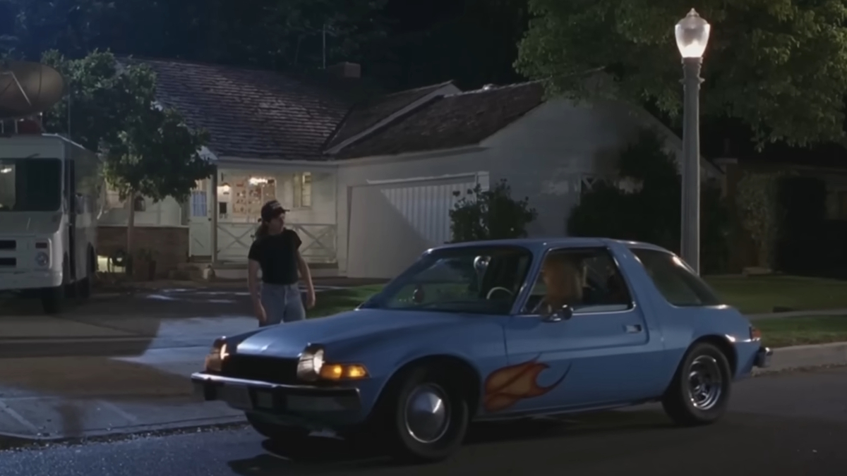 Garth přijíždí pro Wayna v ikonickém Mirthmobilu ve filmu Waynův svět