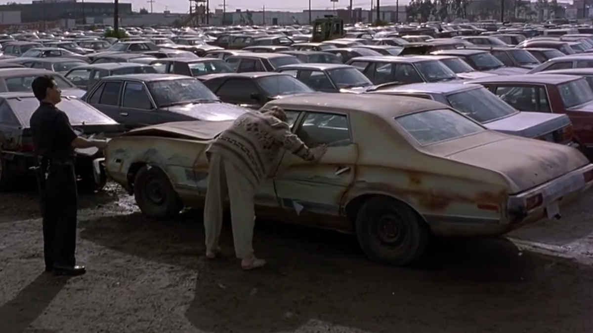 Dude najde na parkovišti své Gran Torino, ze kterého mu ukradli kazety, ve filmu Big Lebowski