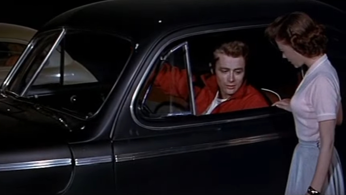 James Dean řídí auto své rodiny ve filmu Rebel bez příčiny